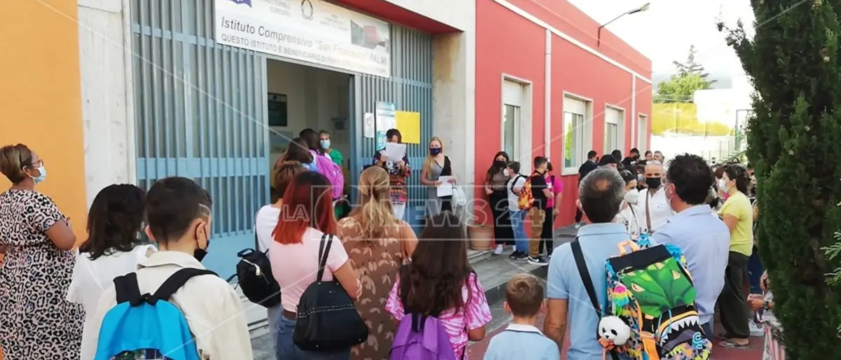 Scuola, in Calabria è il giorno della prima campanella: 268mila studenti tornano tra i banchi - LIVE