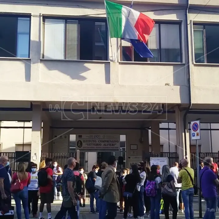 Scuola Calabria, genitori fiduciosi: «Sia un ritorno alla normalità». Sì al Green Pass, ma divisi sui vaccini ai ragazzi