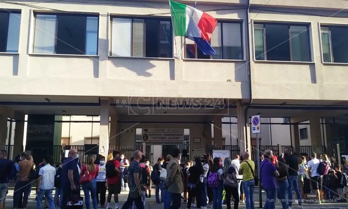 Scuola Calabria, genitori fiduciosi: «Sia un ritorno alla normalità». Sì al Green Pass, ma divisi sui vaccini ai ragazzi