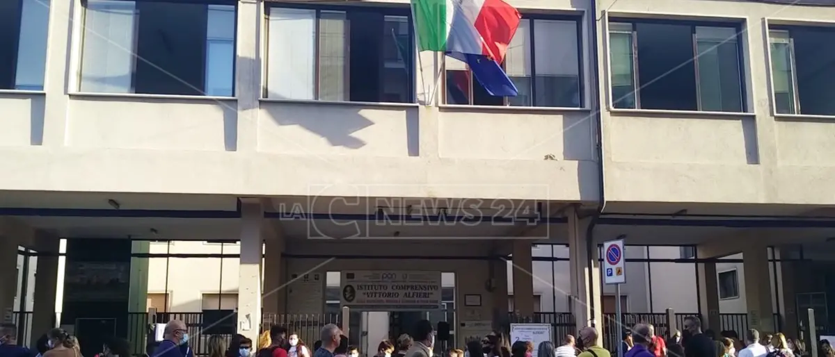 Scuola Calabria, genitori fiduciosi: «Sia un ritorno alla normalità». Sì al Green Pass, ma divisi sui vaccini ai ragazzi