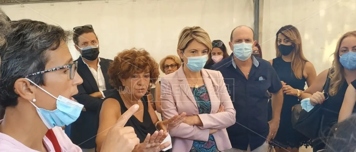 Scuola Vibo, a Porto Salvo piccoli allievi a lezione nei gazebo: protestano i genitori