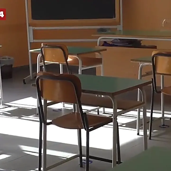 Fuscaldo, gli studenti trovano la scuola chiusa e saltano il primo giorno: protestano i genitori