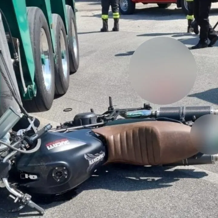 Incidente a Sellia Marina tra un tir e una moto: ferito gravemente un centauro