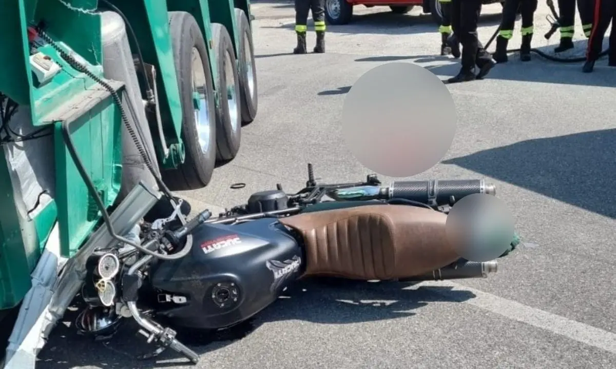 Incidente a Sellia Marina tra un tir e una moto: ferito gravemente un centauro