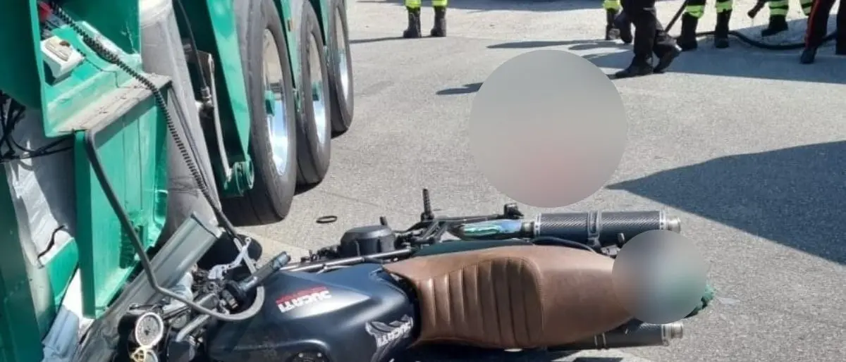 Incidente a Sellia Marina tra un tir e una moto: ferito gravemente un centauro