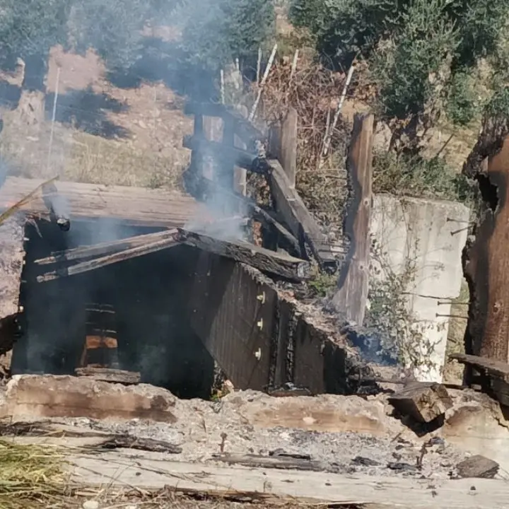 Cariati, a fuoco il pontile in legno che conduce alla Tomba Brettia: al via le indagini