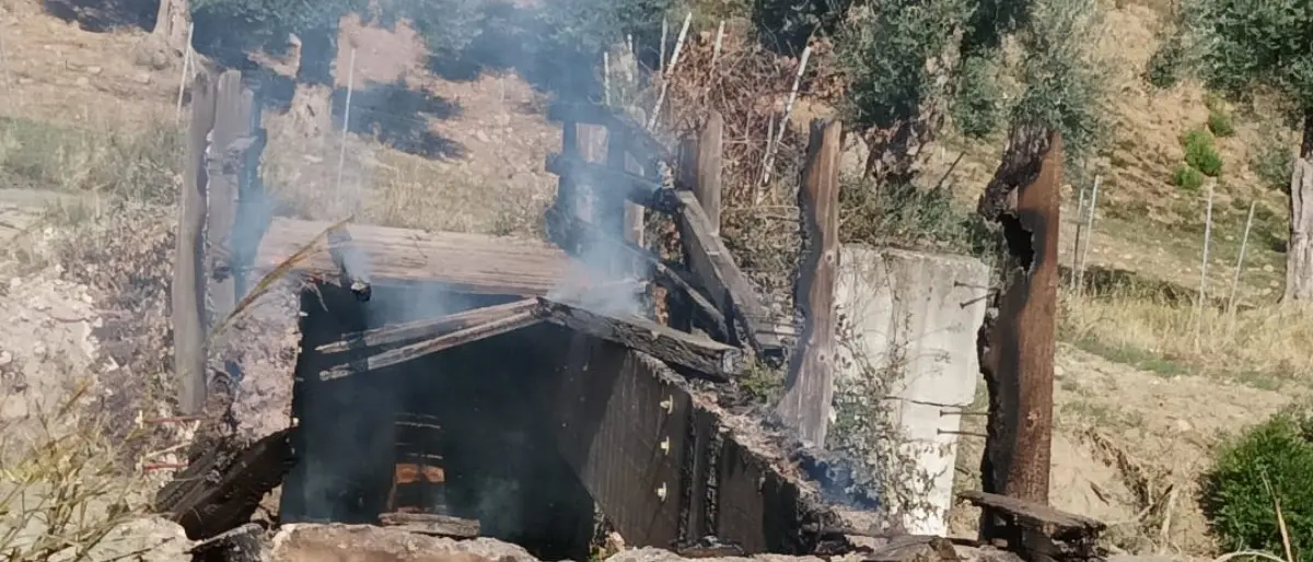 Cariati, a fuoco il pontile in legno che conduce alla Tomba Brettia: al via le indagini