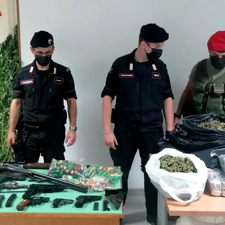 Droga e un arsenale di armi nella fattoria di famiglia: arrestati padre e figli nel Reggino