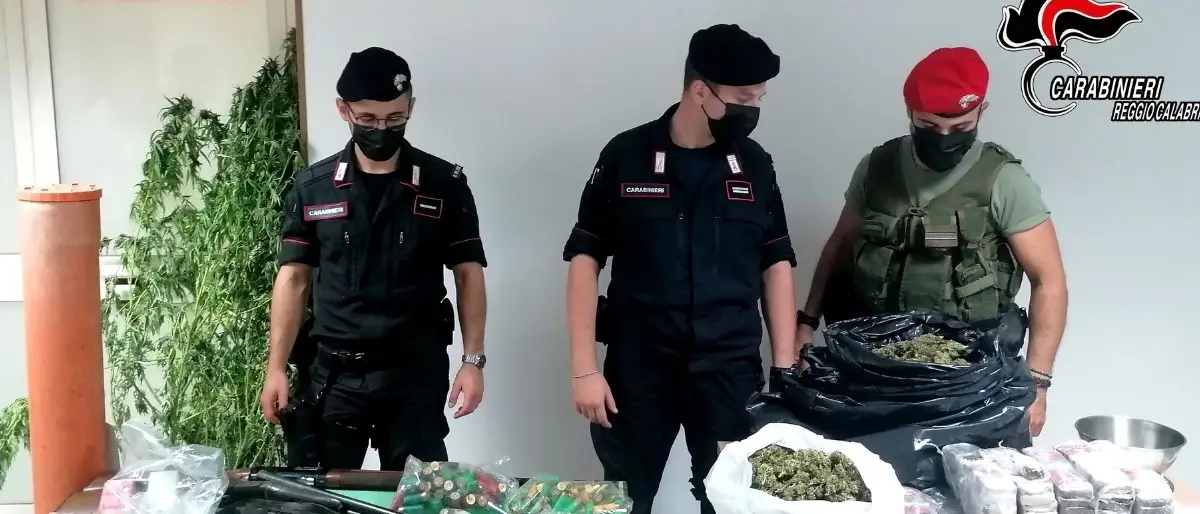 Droga e un arsenale di armi nella fattoria di famiglia: arrestati padre e figli nel Reggino
