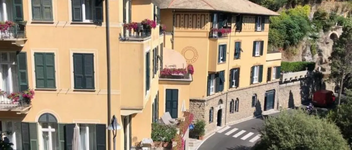 Portofino, muore turista americano precipitato dal balcone di un albergo