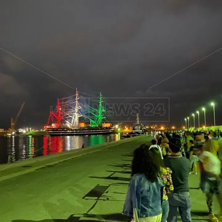 La nave Amerigo Vespucci in Calabria, festa al porto di Vibo Marina