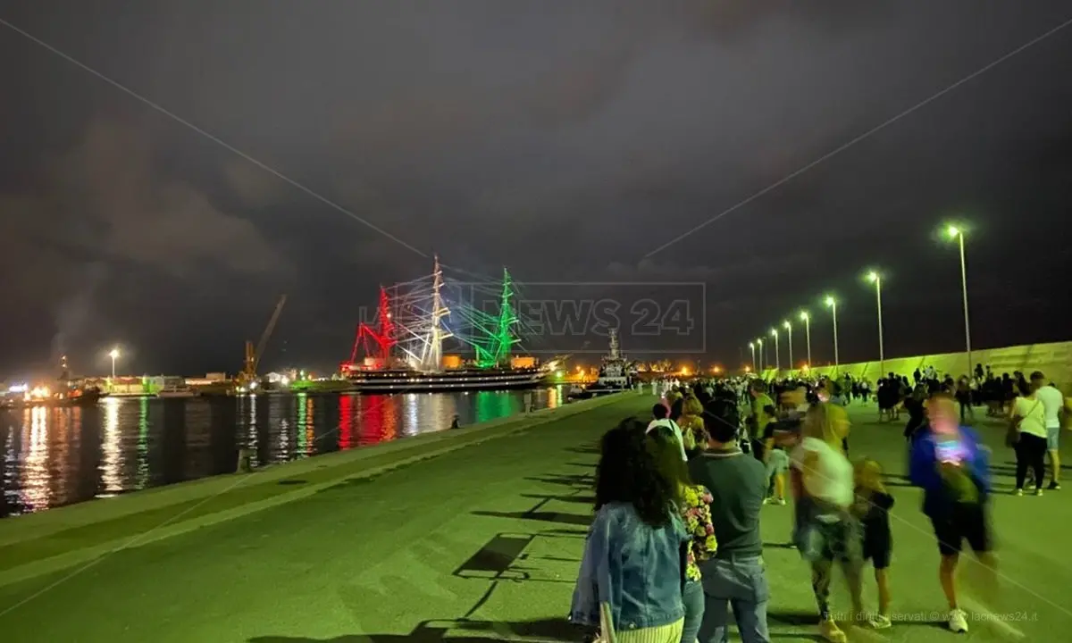 La nave Amerigo Vespucci in Calabria, festa al porto di Vibo Marina