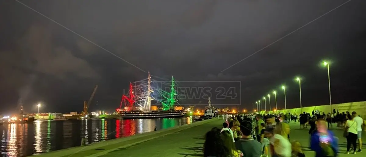 La nave Amerigo Vespucci in Calabria, festa al porto di Vibo Marina