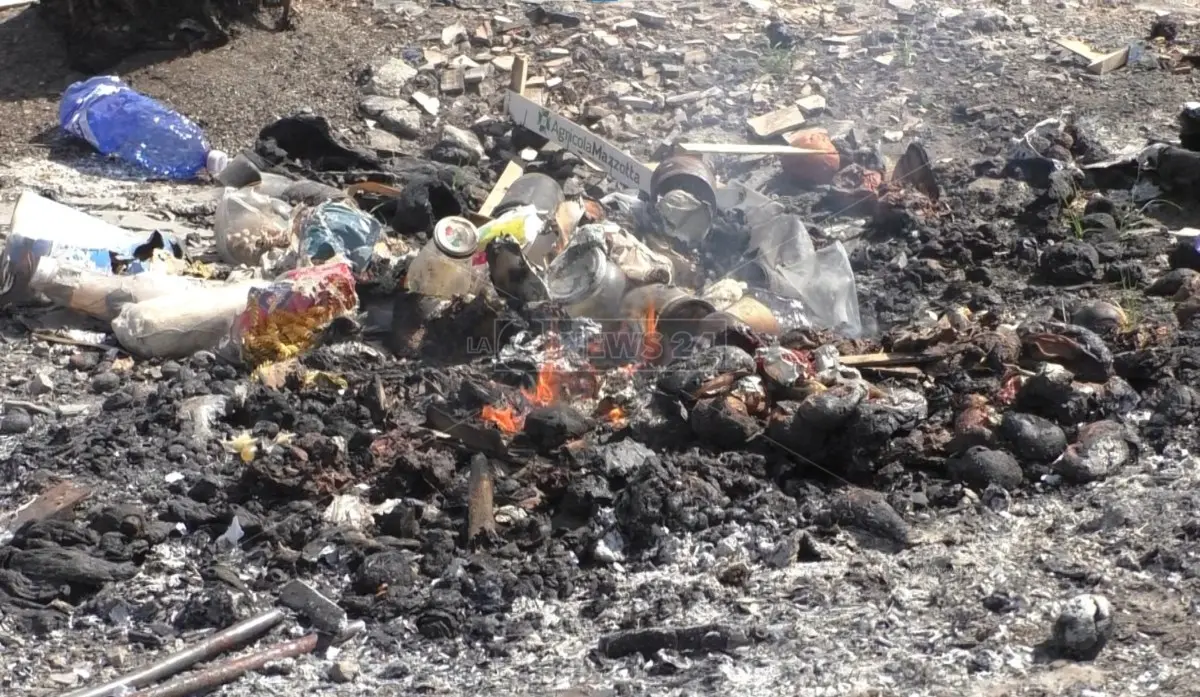 San Gregorio, incendi e rifiuti nell’area del mercato ortofrutticolo: la IV Circoscrizione chiede bonifica urgente e più controlli\n