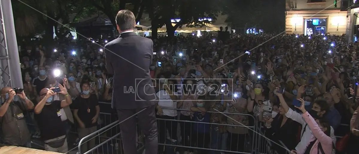 Cosenza, la piazza gremita di Conte irrita Ermal Meta, Salmo e Ruggeri: «Due pesi e due misure»