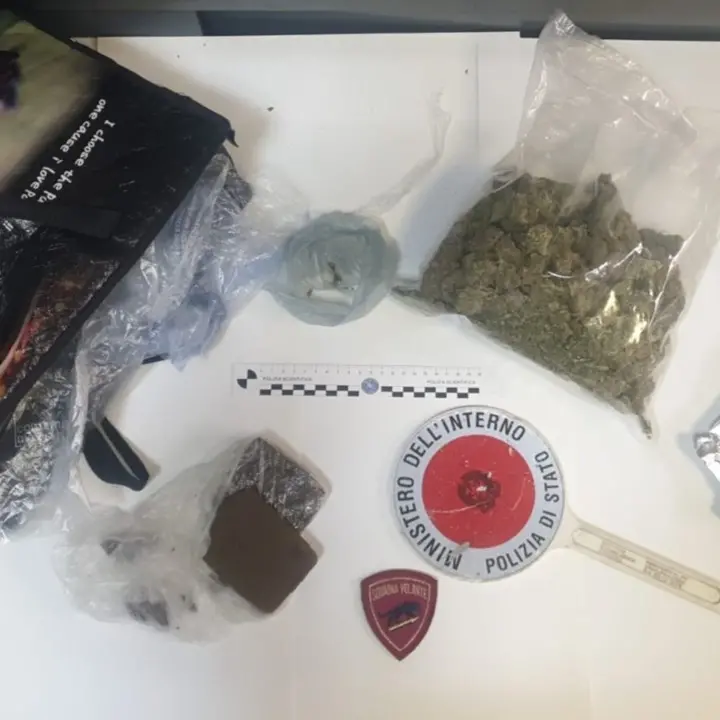 Crotone, 53enne arrestato per detenzione e spaccio di droga: denunciata anche la madre