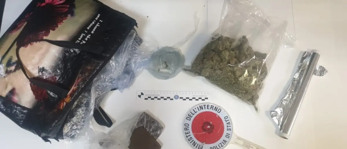 Crotone, 53enne arrestato per detenzione e spaccio di droga: denunciata anche la madre