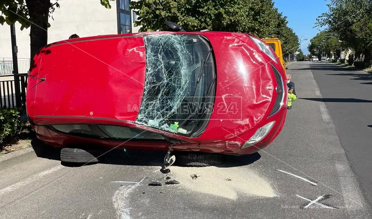 Incidente a Rende, auto perde il controllo e si ribalta nel centro di Commenda