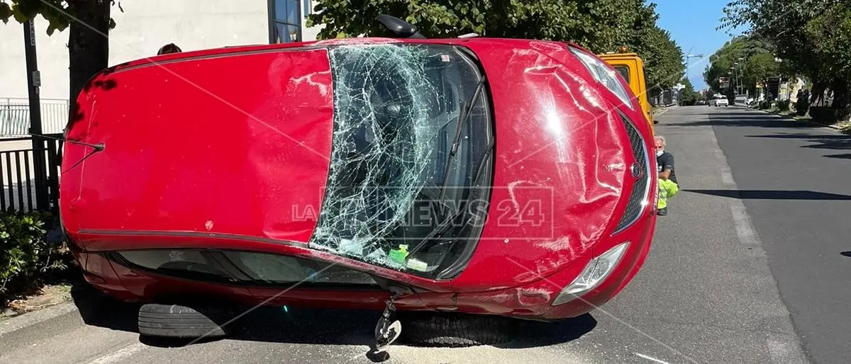 Incidente a Rende, auto perde il controllo e si ribalta nel centro di Commenda