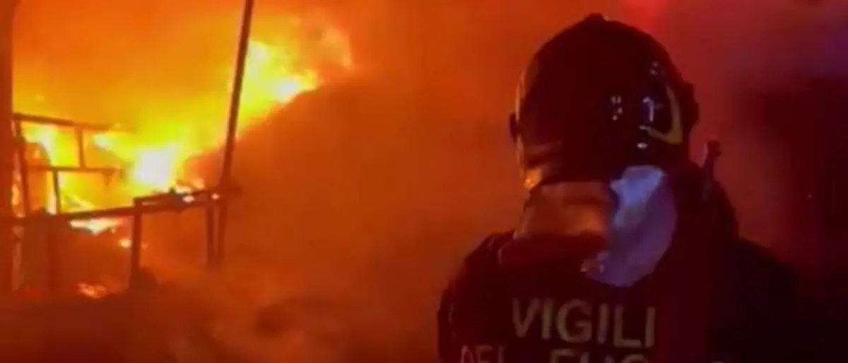 Isola Capo Rizzuto, incendio in un’azienda agricola: in fiamme diversi capannoni