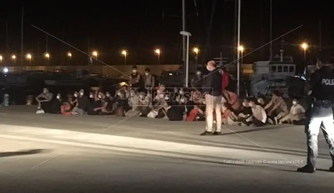 Migranti, nuovo sbarco nella notte a Roccella Jonica: soccorse 50 persone