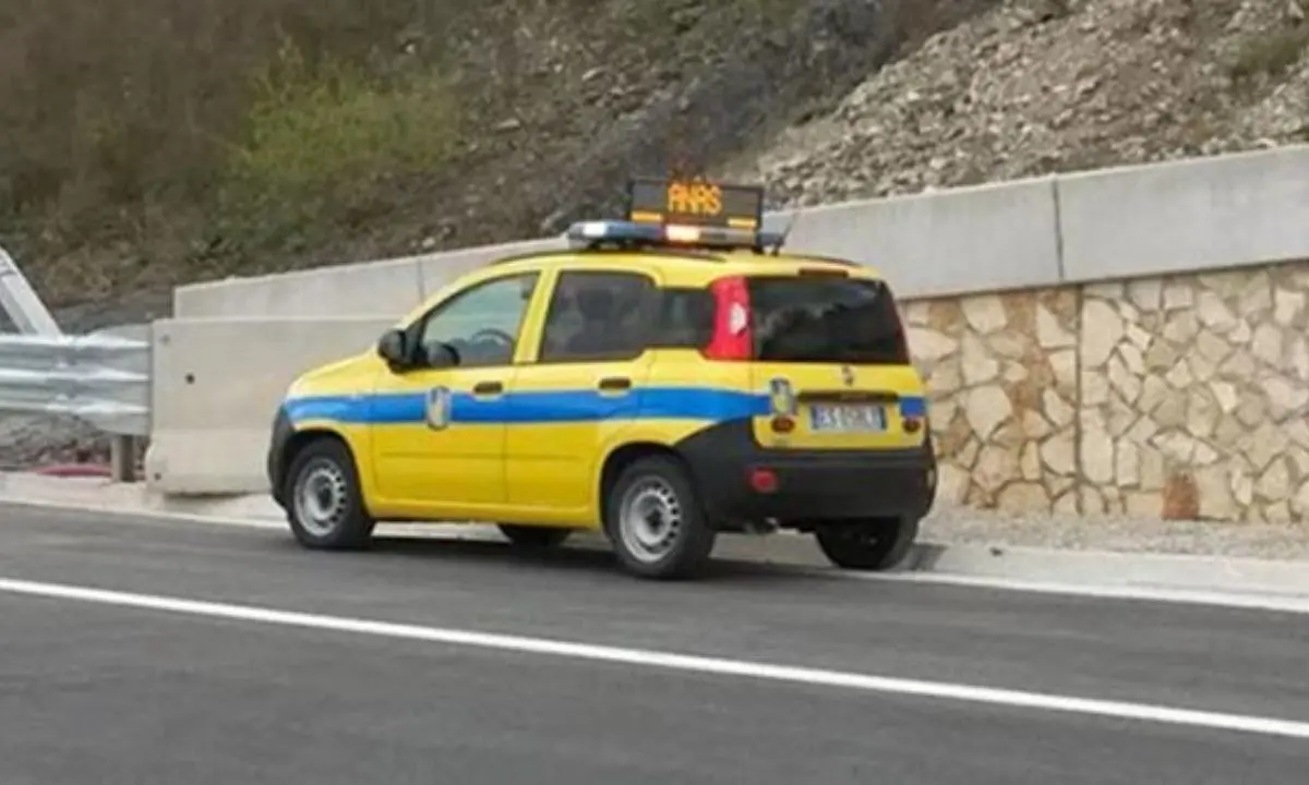 Cosenza, mezzo pesante di traverso sull'A2: traffico bloccato in direzione sud