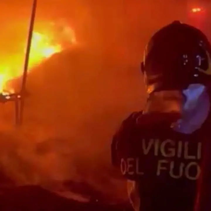 Isola Capo Rizzuto, incendio in un’azienda agricola: 400mila euro di danni stimati