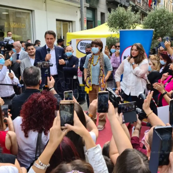 Le ragioni del successo di Conte in Calabria: garbo e curiosità per il “Vip”. Ma saranno voti per il M5s?