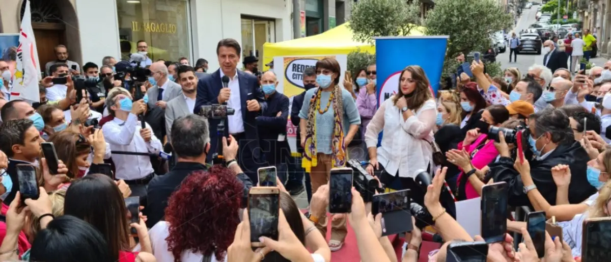 Le ragioni del successo di Conte in Calabria: garbo e curiosità per il “Vip”. Ma saranno voti per il M5s?