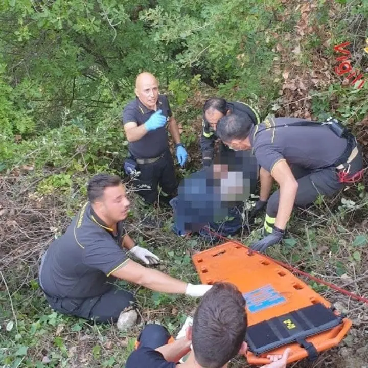 Escursionista precipita per 20 metri in un dirupo nel Catanzarese, salvato dai vigili del fuoco