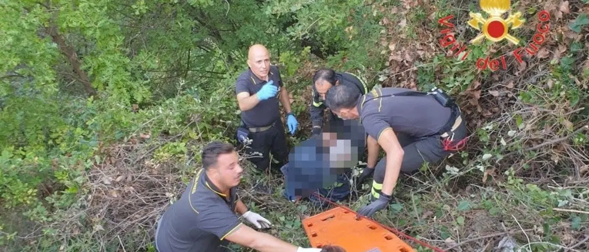 Escursionista precipita per 20 metri in un dirupo nel Catanzarese, salvato dai vigili del fuoco