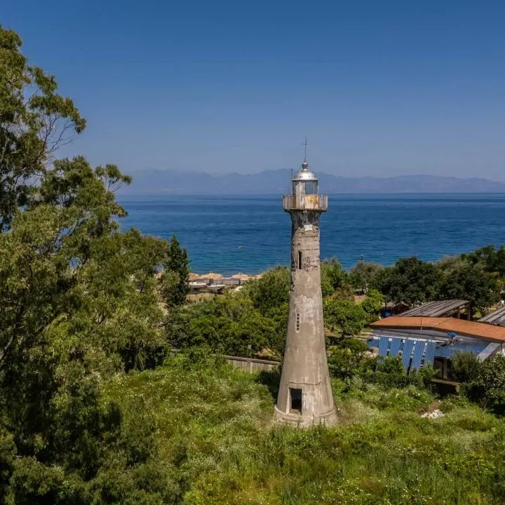 Corigliano Rossano, il Comune vuole comprare il faro di Capo Trionto e trasformare l’area in parco