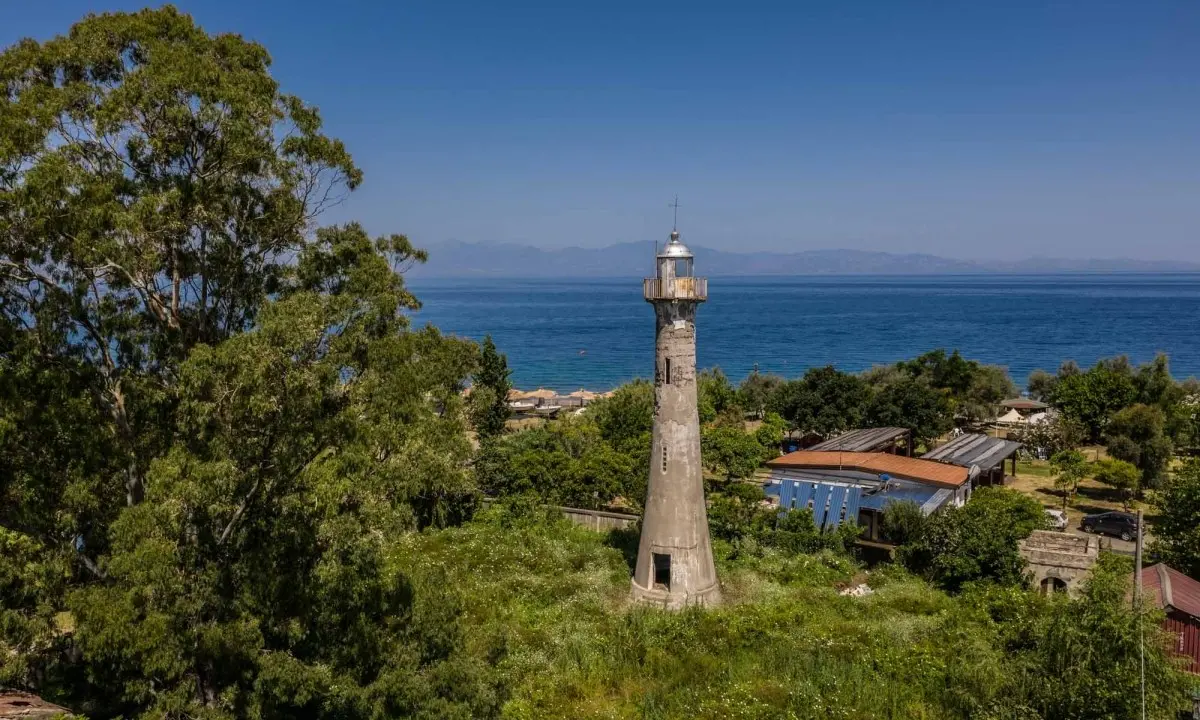 Corigliano Rossano, il Comune vuole comprare il faro di Capo Trionto e trasformare l’area in parco