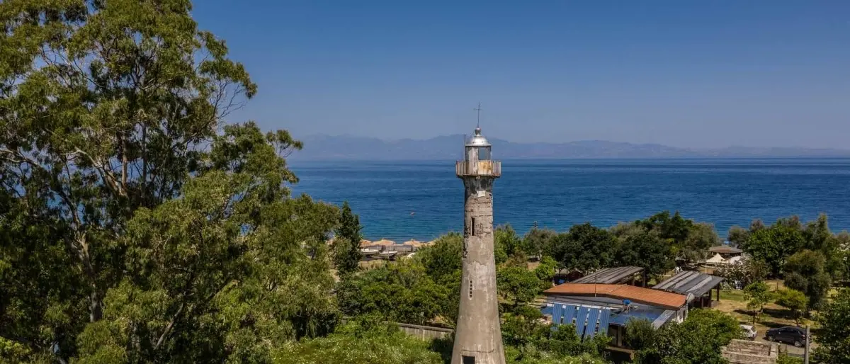 Corigliano Rossano, il Comune vuole comprare il faro di Capo Trionto e trasformare l’area in parco