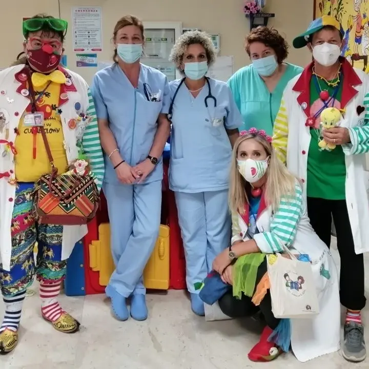 Ospedale di Vibo Valentia, in corsia tornano i clown per riportare il sorriso ai bimbi ricoverati