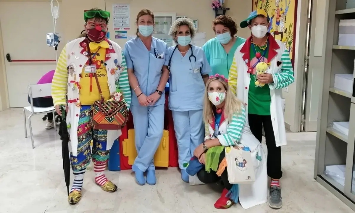 Ospedale di Vibo Valentia, in corsia tornano i clown per riportare il sorriso ai bimbi ricoverati