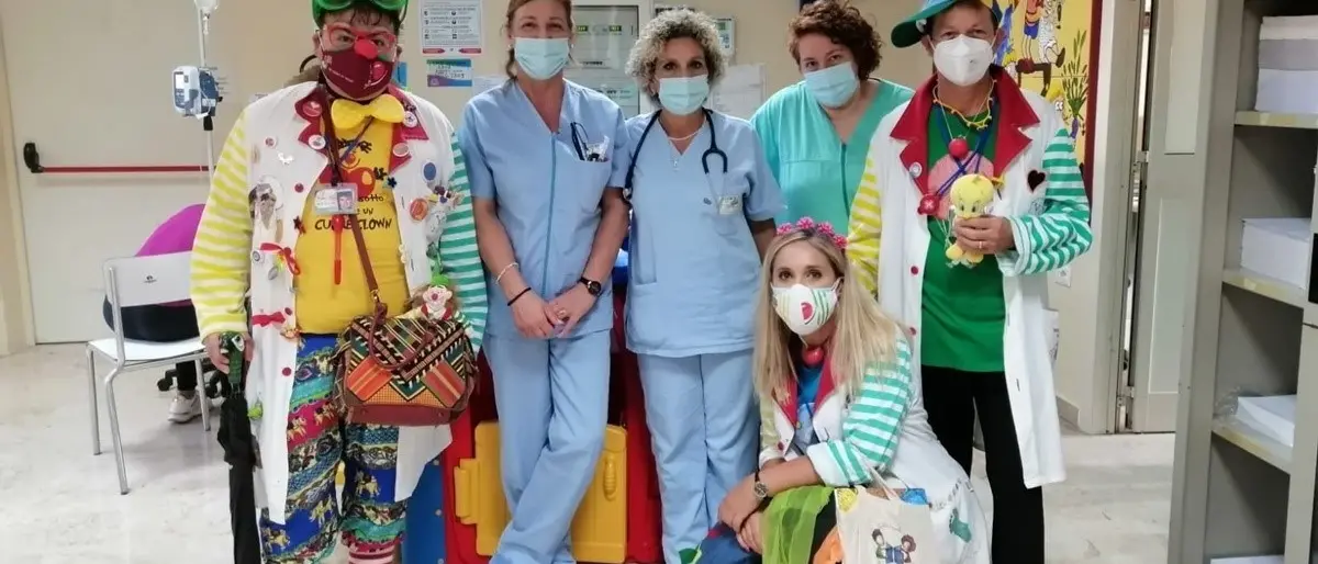 Ospedale di Vibo Valentia, in corsia tornano i clown per riportare il sorriso ai bimbi ricoverati