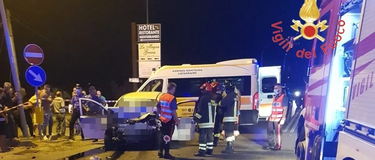 Tragico incidente sulla statale 106 a Sellia Marina: due morti e un ferito grave