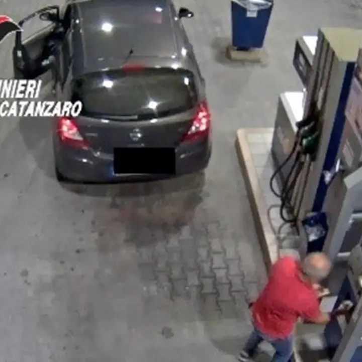 Faceva benzina con la carta di Calabria Verde: arrestato ex dipendente nel Catanzarese