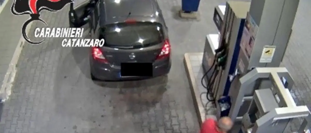 Faceva benzina con la carta di Calabria Verde: arrestato ex dipendente nel Catanzarese