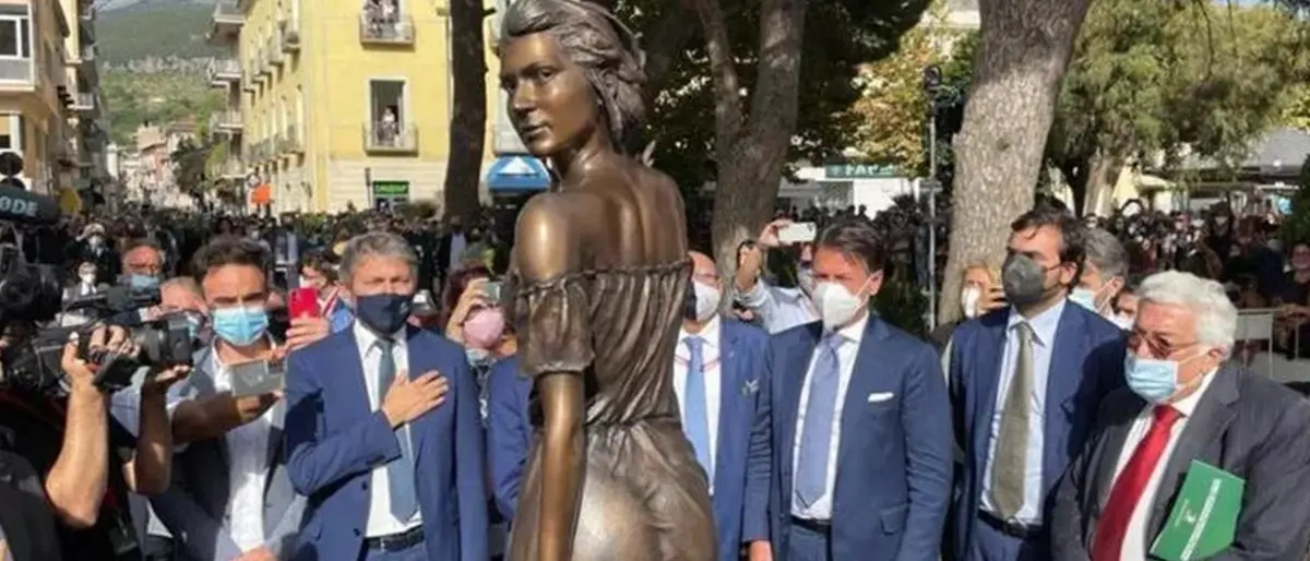 La spigolatrice di Sapri è «troppo provocante». Siamo femministe o puritane?