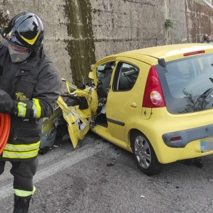 Incidente nel Catanzarese, scontro tra un’auto e un camion: morta una 40enne
