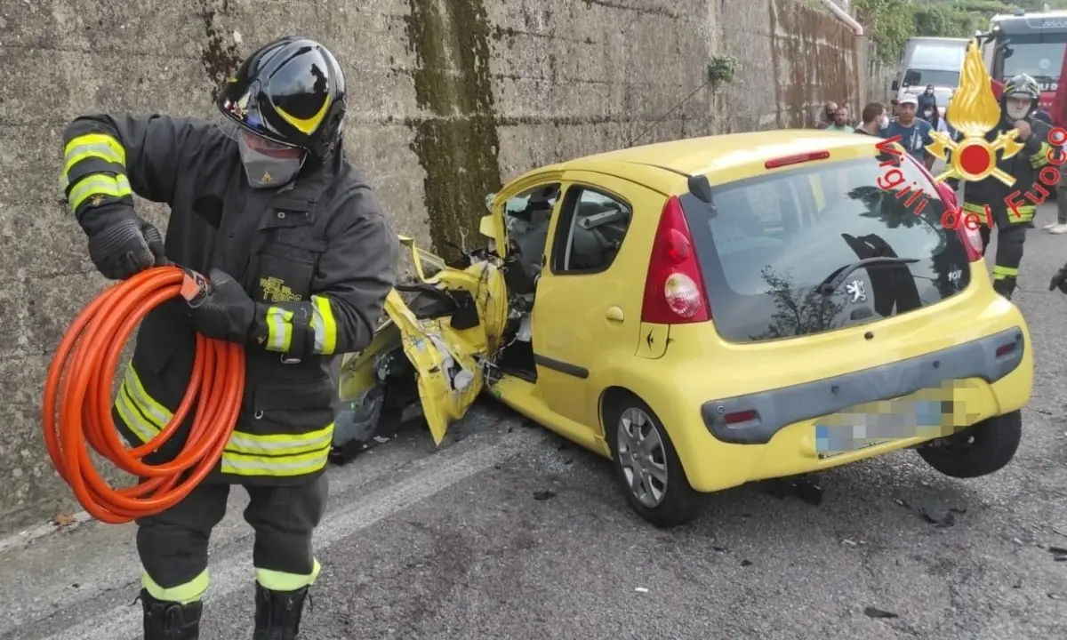 Incidente nel Catanzarese, scontro tra un’auto e un camion: morta una 40enne