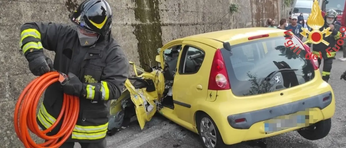 Incidente nel Catanzarese, scontro tra un’auto e un camion: morta una 40enne