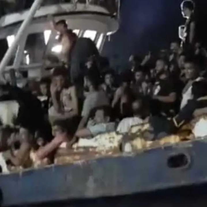 Maxi sbarco a Lampedusa: 686 migranti arrivano a bordo di un vecchio peschereccio