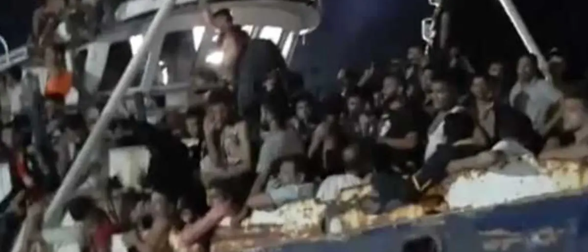 Maxi sbarco a Lampedusa: 686 migranti arrivano a bordo di un vecchio peschereccio