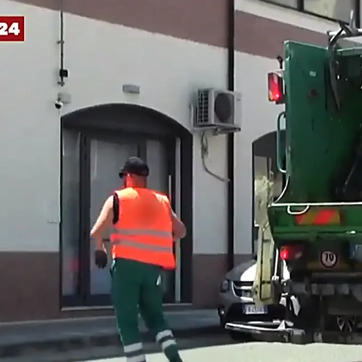 Fermano camion dei rifiuti ad Oppido e gli danno fuoco, il sindaco: «Vile intimidazione»