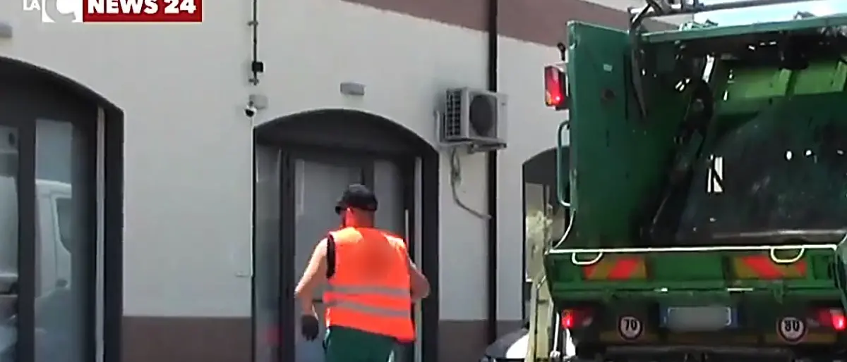 Fermano camion dei rifiuti ad Oppido e gli danno fuoco, il sindaco: «Vile intimidazione»