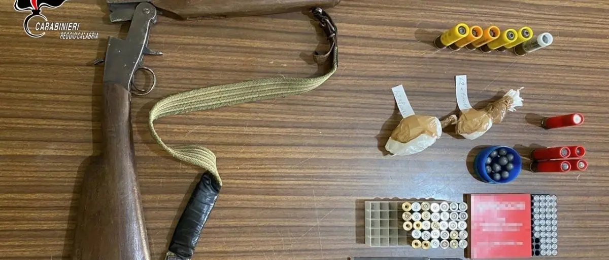 Nascondeva un fucile artigianale nello sgabuzzino di casa: arrestato 42enne nel Reggino