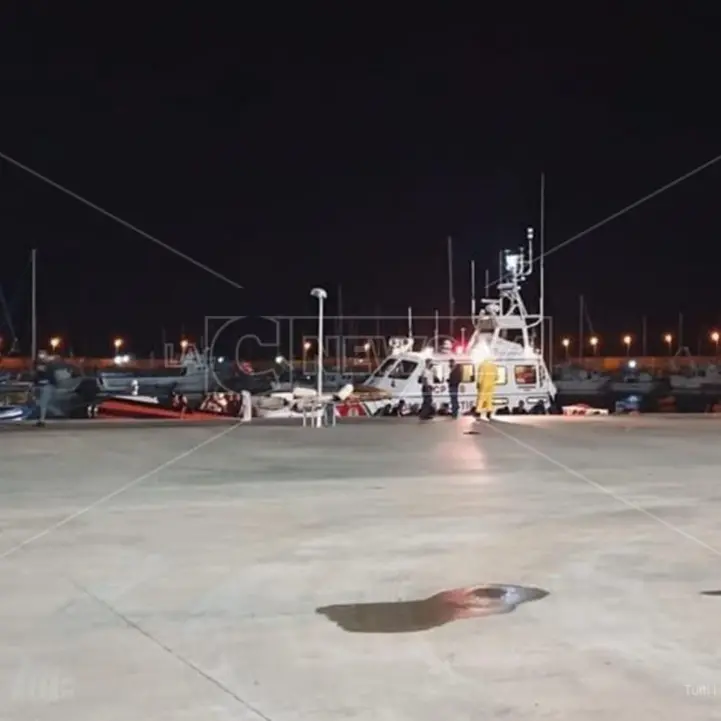 Migranti, nuovo sbarco a Roccella: arrivati in 106 tra cui donne e bambini